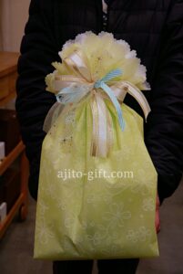 クリスマスプレゼントの赤ちゃん人形