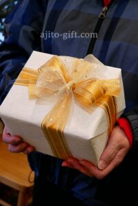 誕生日プレゼントのうさぎトレイ